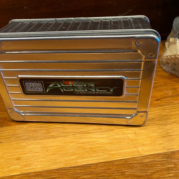 Mega Bloks Alien Agency The Arrival 2003 + TONS of extra Bricks! - Picture 1 of 5